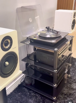 Sistema de áudio audiophile com turntable e caixas premium